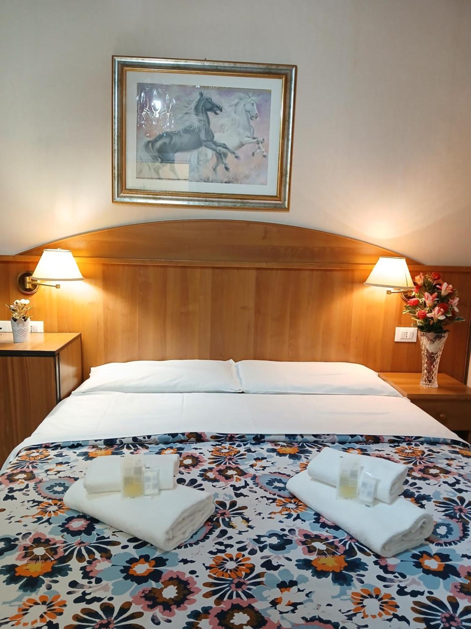 Nahid Accommodation Рим Екстериор снимка
